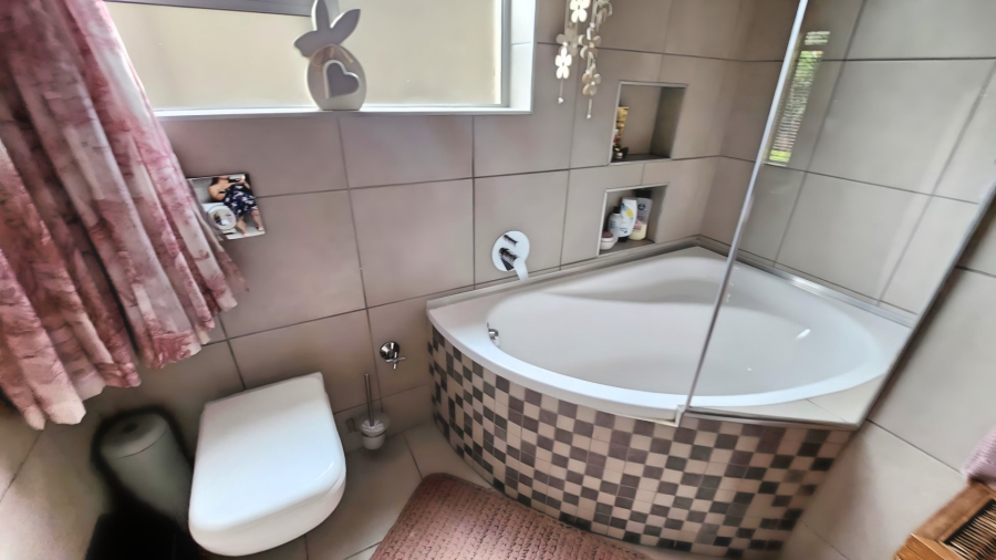 5 Bedroom Property for Sale in Doringkruin North West